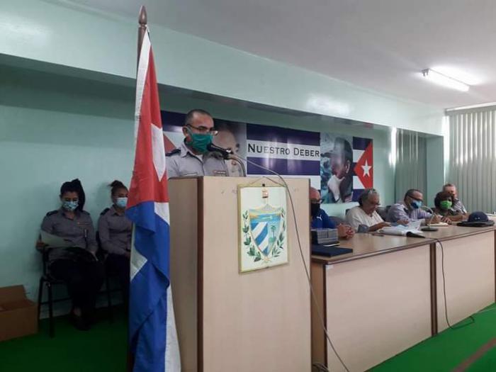 Uno de los participantes en el acto habla en el podio