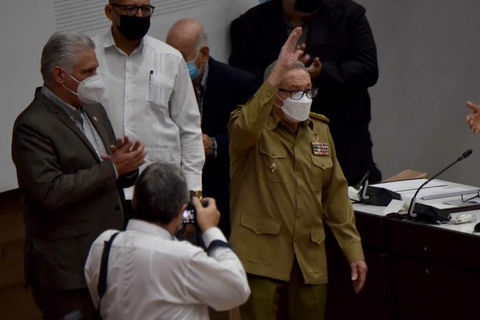 Parlamento cubano sesiona con la presencia de Raúl y Díaz-Canel