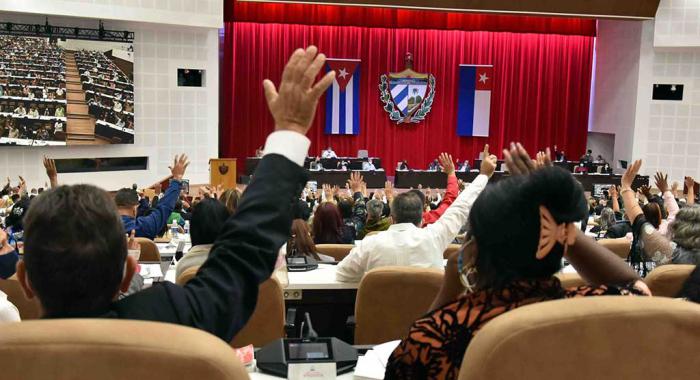 Parlamento cubano aprueba proyecto del Código de las Familias