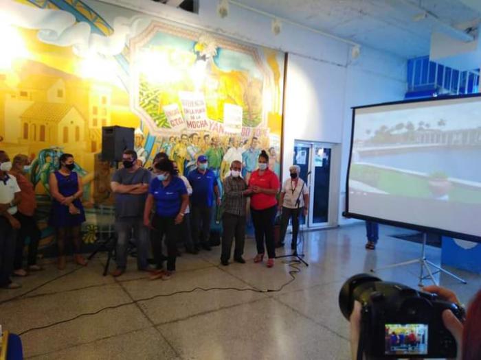 Celebran colectivos laborales en la Habana aniversario 63 de la Revolución