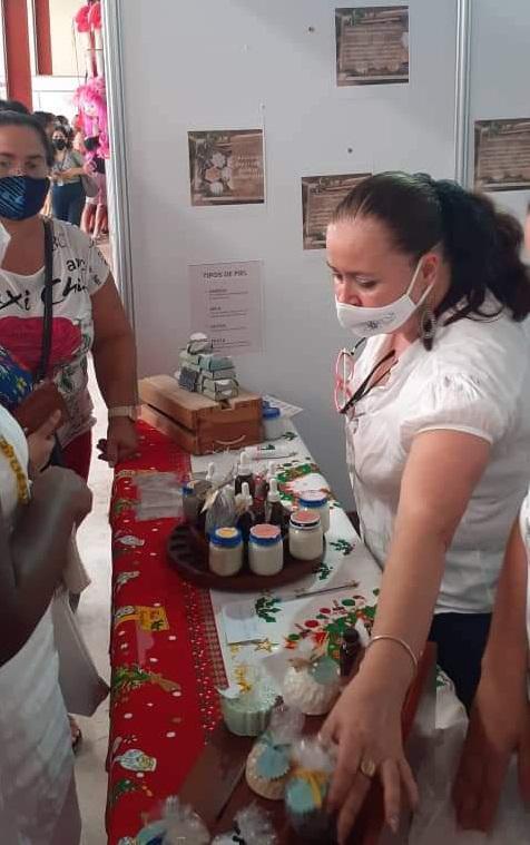 Ella muestra sus productos