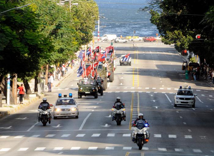 Caravana por la calle 23 en el vedado