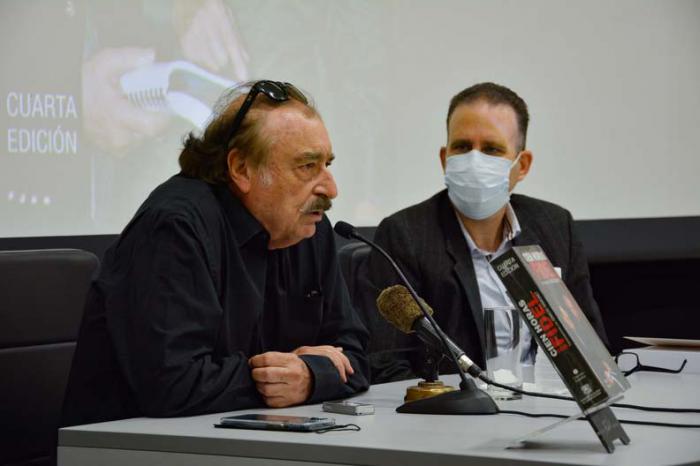 Ignacio Ramonet (I), catedrático y periodista franco-español, y Luis Morlote Rivas (D), Presidente de la Union de Escritores y Artistas de Cuba (UNEAC), durante la nueva presentación del libro 