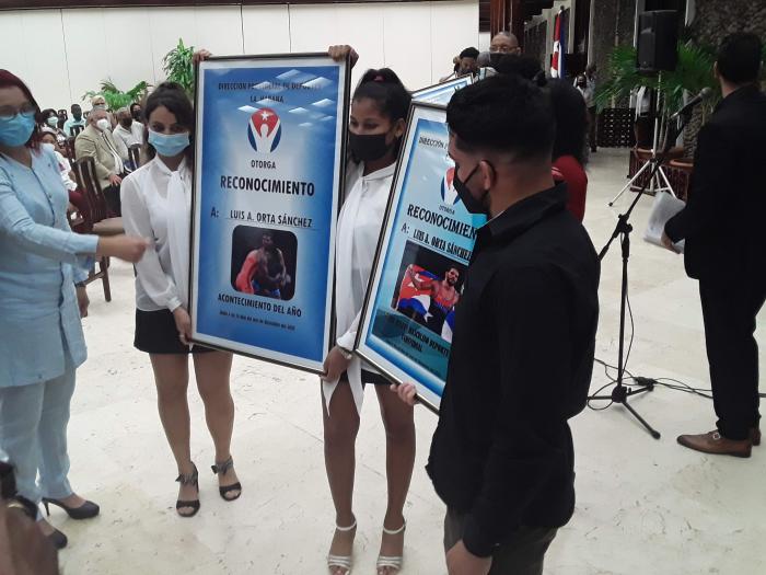 Entrega de reconocimiento a Luis A. Orta Sánchez