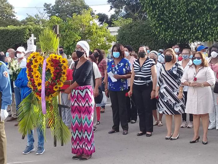Ofrenda florar en su honor y personas que participaron en el acto en homenaje a Celia