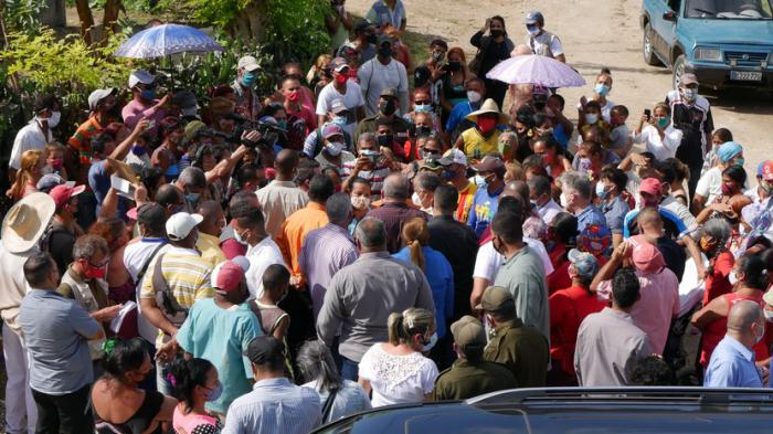 Quienes dirigen tienen que estar en la calle