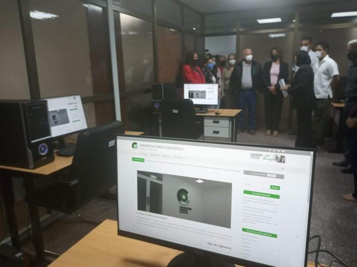 Personas que participaron en la inauguración dentro de una oficina con computadoras
