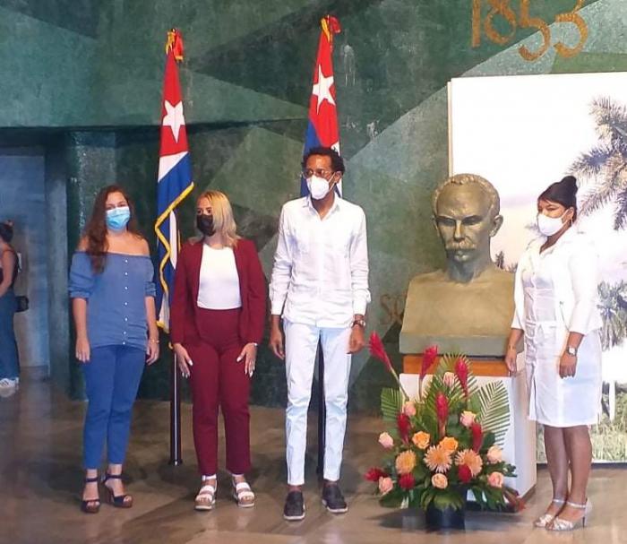 Personas reconocidas en el memorial José Martí
