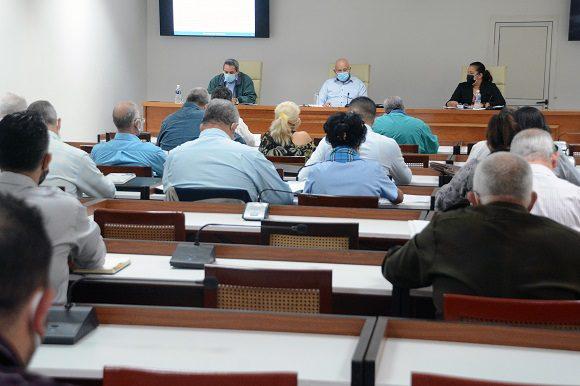 Tapia Fonseca y otros participantes en el encuentro