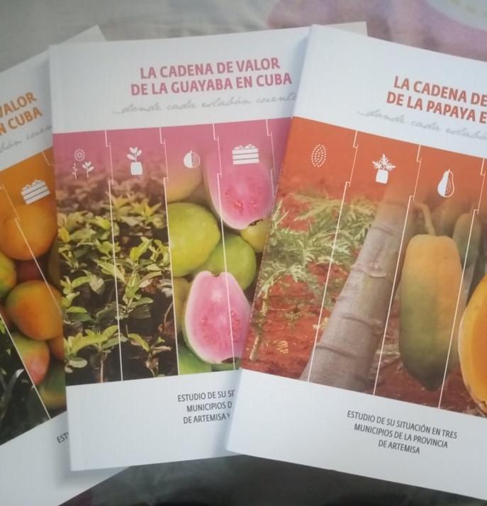 Presentan libros sobre cadenas de valor de frutales 