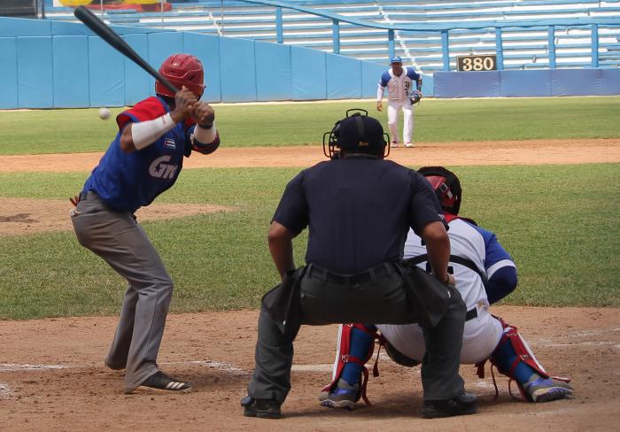 Jugadores de Industriales contra Granma