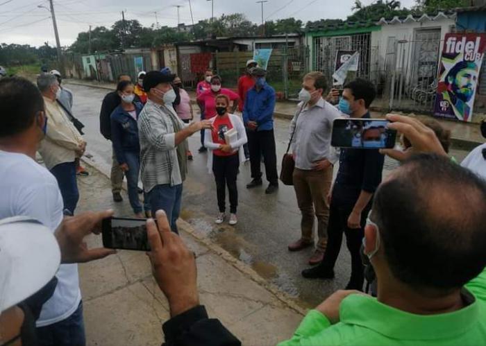 Activistas en comunidades de Boyeros junto a Gerardo Hernández Nordelo