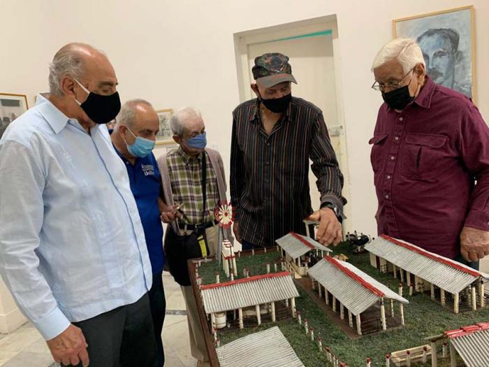 Arnoldo Carreño, al centro, comparte recuerdos con miembros de honor de la Asociación Cubana de medicina Veterinaria en La Habana. Foto: Perla Rosales.