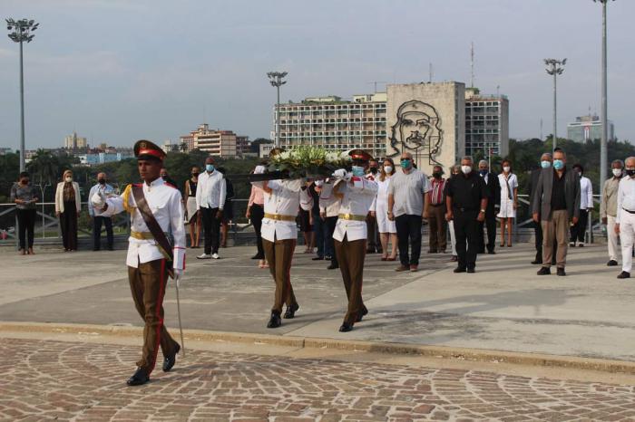 Marcha en la Plaza de la Revolución con una ofrenda floral