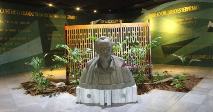 Busto de José Martí dentro del memorial 