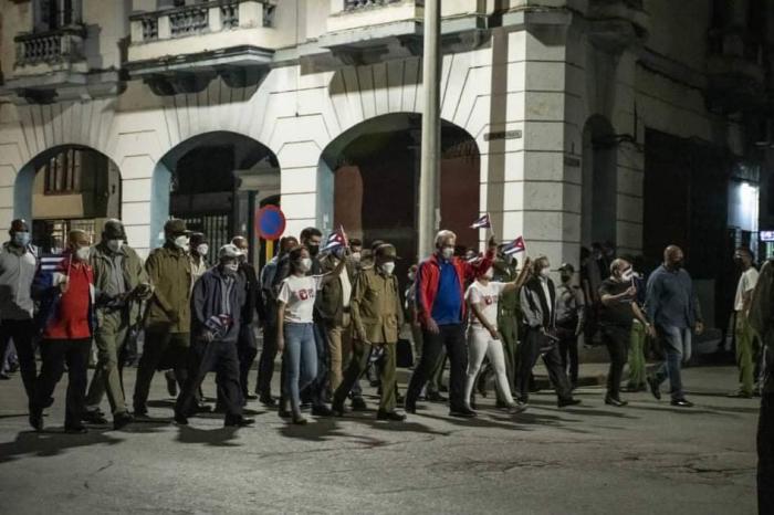 Raúl Castro y Miguel Díaz-Canel junto al pueblo en la marcha de las antorchas