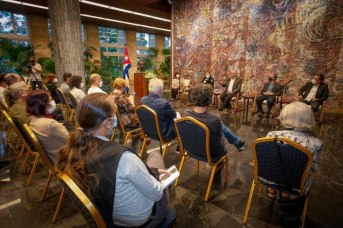 Intercambia Presidente de Cuba con jurado del Premio Casa de las Américas