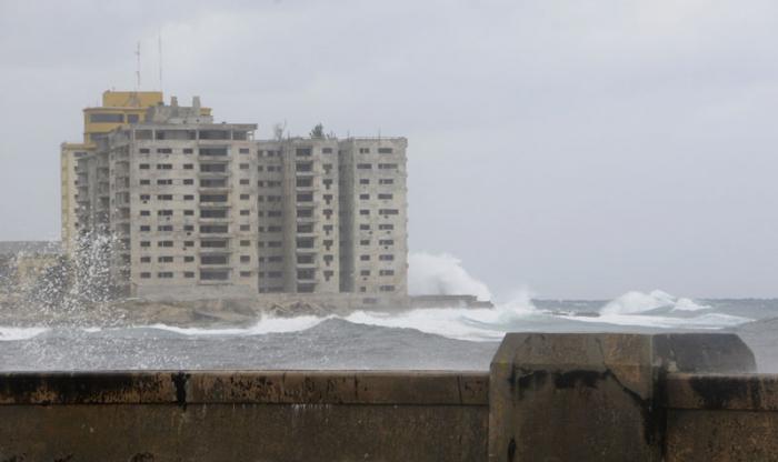 El mar baña al malecón habanero