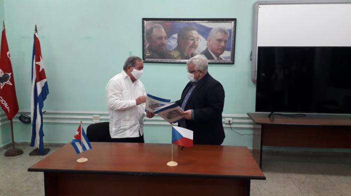  Firman Memorando de Entendimiento científicos