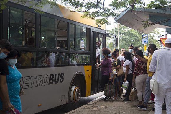 Personas montando en una guagua