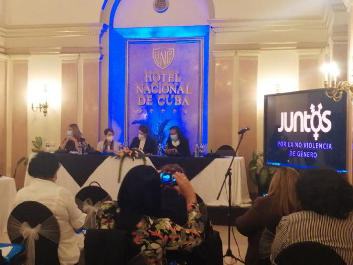 Panel en el encuentro sobre violencia de género realizado en el hotel nacional de Cuba