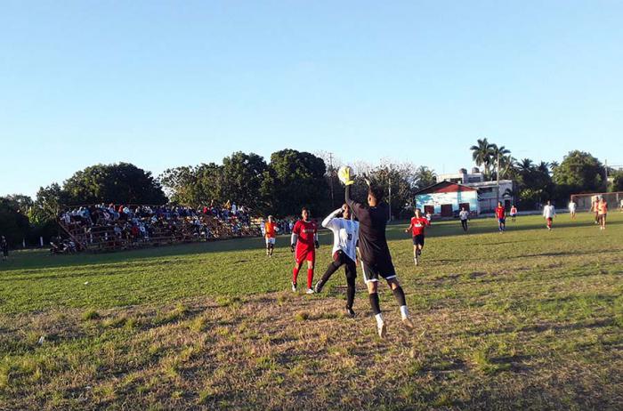 Partido del Interbarrios de fútbol de El Cotorro