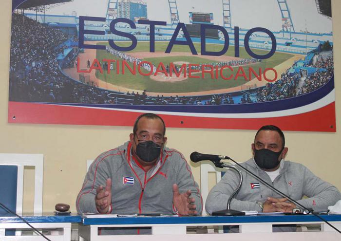 Yosani Aragón, vicepresidente de la Federación Cubana de Béisbol y Juan Reinaldo Pérez, Comisionado Nacional.