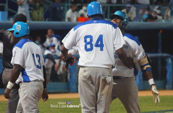 La esquina azul: Leones ahuyentan a los Cachorros del Latinoamericano “a palo limpio”