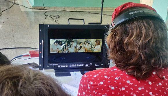 Directora de la serie mira la pantalla de un display