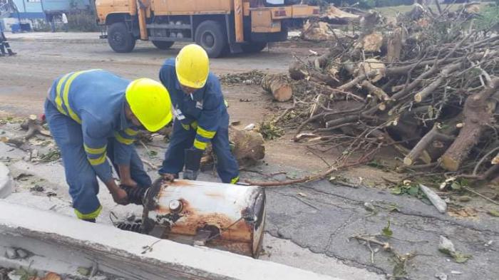 Trabajadores eléctricos trabajan para recuperar los daños causados por la tromba marina