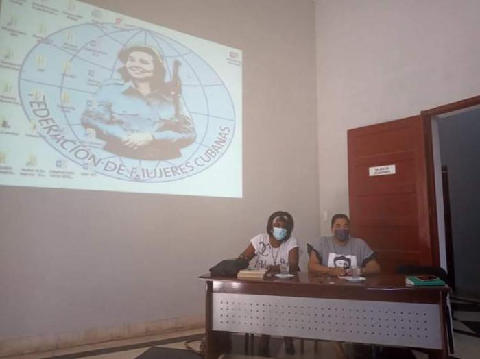 Dos mujeres al frente del encuentro de la FMC con mujeres lesbianas