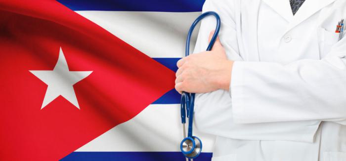 Una bandera cubana y una imagen de una persona, doctor o doctora, con un estetóscopo en la mano