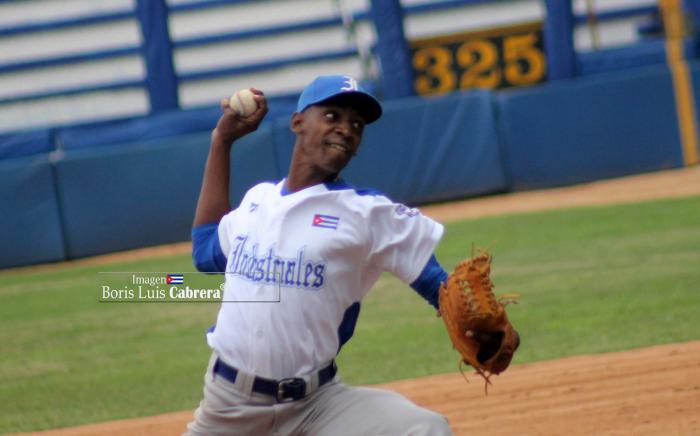 Pitcher de Industriales tirando la pelota