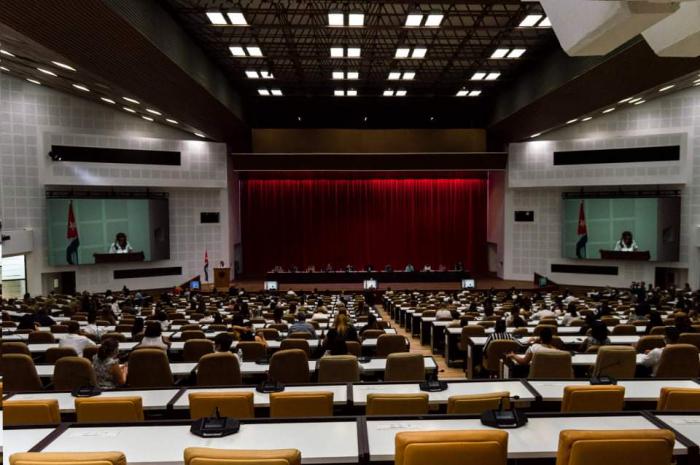 Vista de la sala con los participantes en la reunión