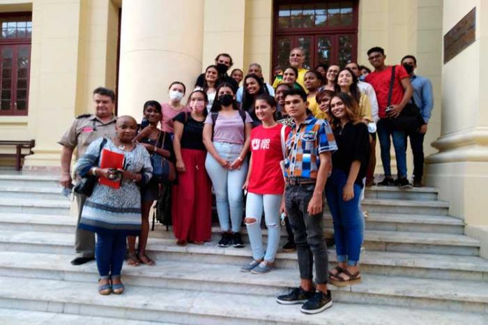 Encuentro con la historia de jóvenes universitarios 