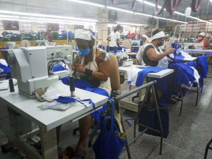 Boga Casabella confecciona las prendas a partir del financiamiento de los clientes.