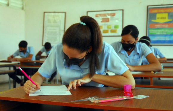 Estudiantes de preuniversitario haciendo una prueba