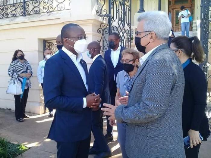 El enviado del Presidente de Angola y la delegación que le acompaña en su visita oficial a Cuba, en el Centro Fidel Castro fueron recibidos por su director, el historiador René González Barrios.