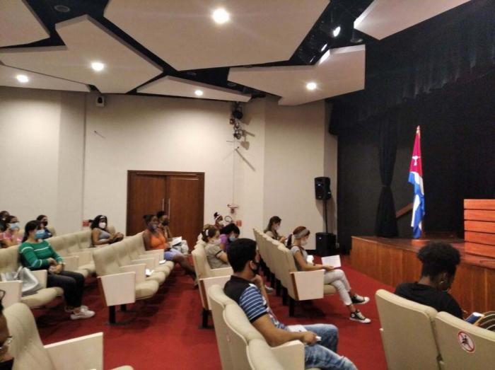 Intercambian jóvenes comunistas aspectos del Proyecto del Código de las Familias