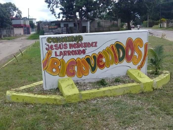 Cartel de bienvenida en la entrada de la comunidad