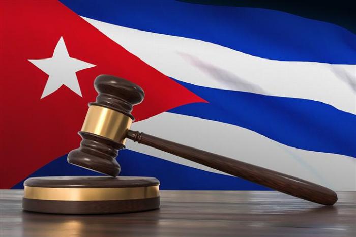 Bandera cubana y martillo de los jueces