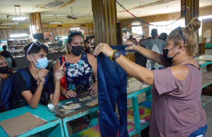Venta del nuevo uniforme escolar 