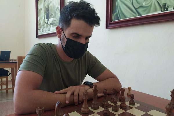 El villaclareño Elier Miranda derrotó en la jornada de apertura del Campeonato Nacional de ajedrez al campeón defensor, el camagüeyano Carlos Daniel Albornoz.