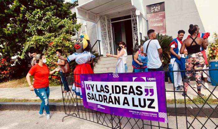 Festival Prensa pública, prensa del pueblo en el barrio de La Timba