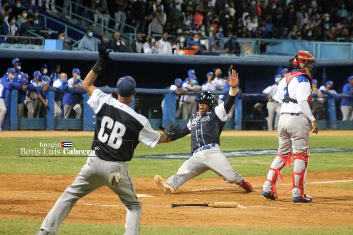 Juego de los cachorros contra industriales