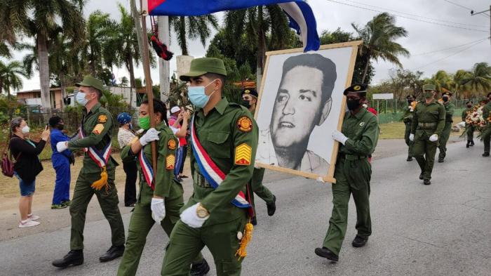 Ofrendas florales de Raúl, Díaz-Canel y el pueblo a José A. Echeverría