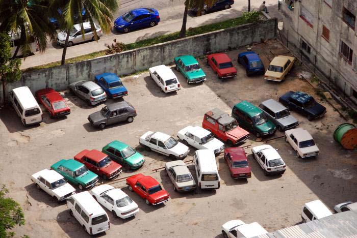 Parqueo de autos en La Habana 