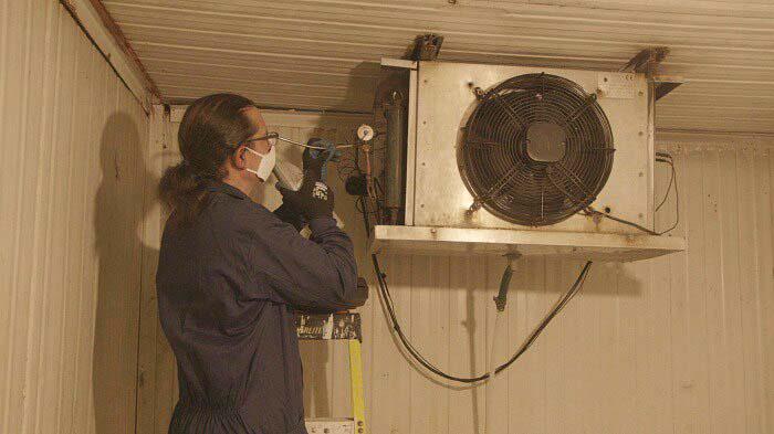 La Enmienda de Kigali al Protocolo de Montreal busca reducir el consumo y producción de hidrofluorocarbonos (HFC), potentes gases de efecto invernadero, promoviendo el uso de alternativas con bajo potencial de calentamiento global.