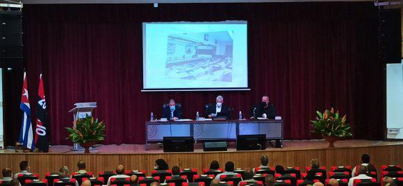 Presidente cubano asiste a balance del Ministerio de Turismo