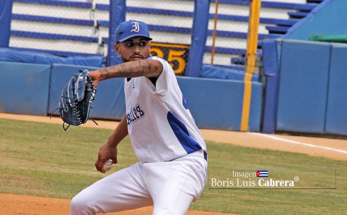 Leones les clavan el estoque a los Toros en el Latino